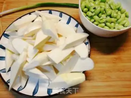 Make The smell of fruit is white and fried beans step 2