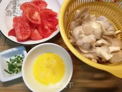 Make Pumpkin tomato egg soup step 1