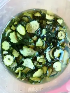 Make cucumber fried meat step 1