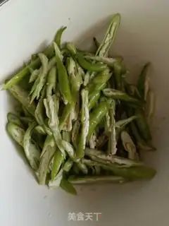 Make Five flowers with green pepper step 0