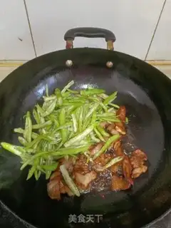 Make Five flowers with green pepper step 3