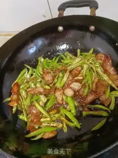Make Five flowers with green pepper step 4