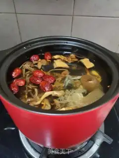 Make Roast chicken and seven fungus mushroom soup step 3