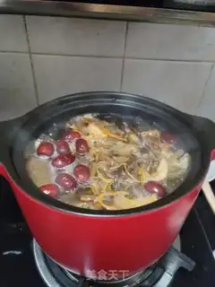 Make Roast chicken and seven fungus mushroom soup step 4