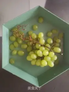 Make Grape ostrich fruit plate step 0