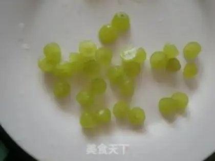 Make Grape ostrich fruit plate step 1