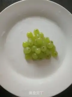 Make Grape ostrich fruit plate step 2