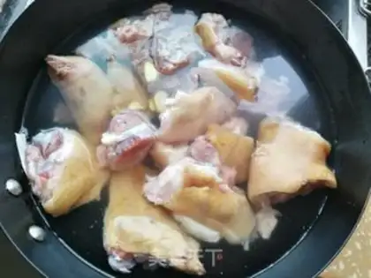 Make Peanut stew pig hoof step 1