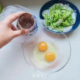Make Shrimp, pepper, fried eggs step 0