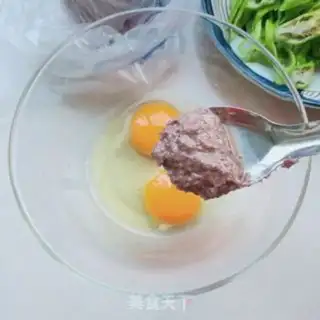 Make Shrimp, pepper, fried eggs step 1