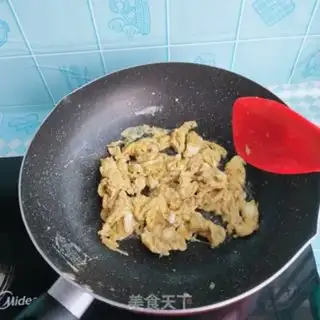 Make Shrimp, pepper, fried eggs step 3