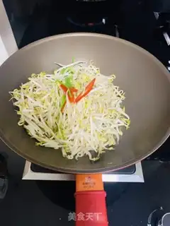 Make Sour green bean sprouts step 1