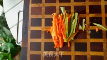 Make Hot pepper sauce noodles step 1