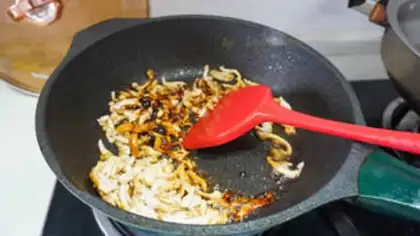 Make Hot pepper sauce noodles step 2
