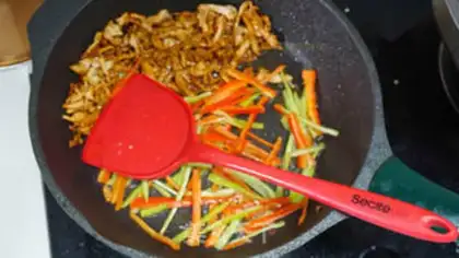 Make Hot pepper sauce noodles step 3