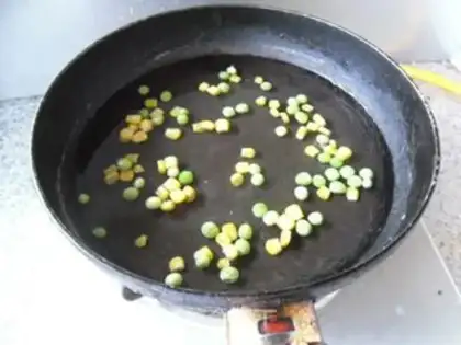 Make Pyramid oil fried rice step 2