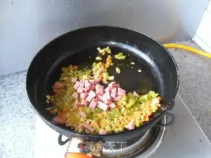 Make Pyramid oil fried rice step 5