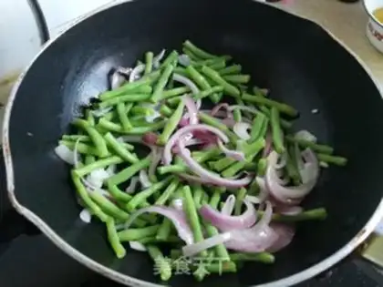 Make Onion bean fried meat step 6
