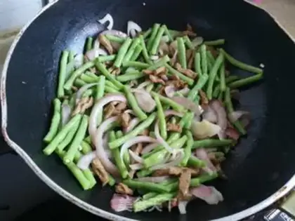 Make Onion bean fried meat step 7