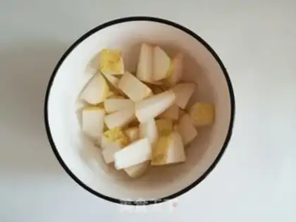 Make Peach glue pear soup step 2