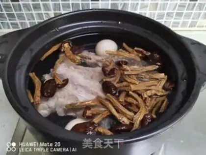 Make Tea mushrooms, soybean steak soup step 1