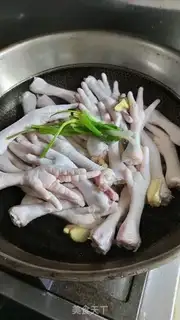 Make Thai juice with chicken claws step 1