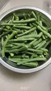 Make Garlic with green beans step 0