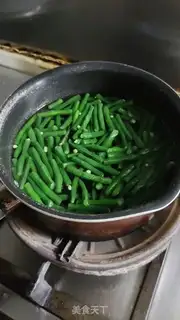 Make Garlic with green beans step 1