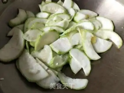 Make Flower clams and silk melons step 2