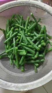 Make Garlic with green beans step 2