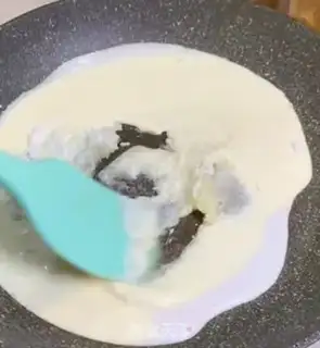 Make A yellow-haired moon cake step 2