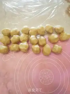 Make A yellow-haired moon cake step 21