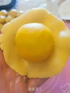 Make A yellow-haired moon cake step 22