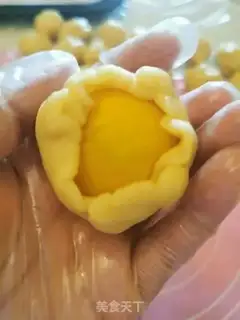 Make A yellow-haired moon cake step 23