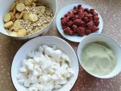Make Strawberries for tea and snow step 0