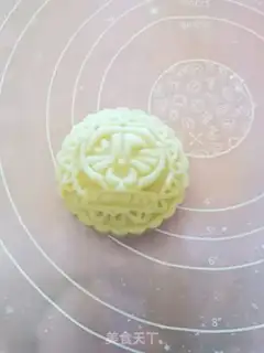 Make A yellow-haired moon cake step 25