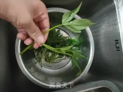 Make Fried potato leaves step 0