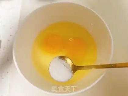 Make Autumn steamed eggs step 1