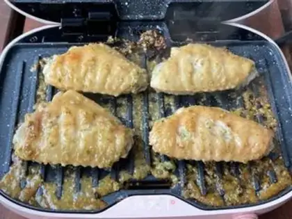 Make The garlic chicken wings licking your fingers step 4