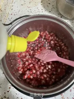 Make Pomegranate cheesemus step 1