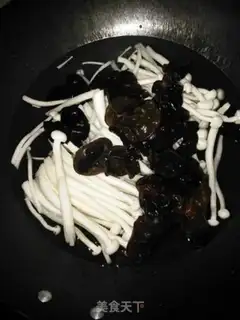 Make White mushroom fried eggs step 1