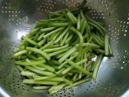 Make Potato leaves and fried meat step 1