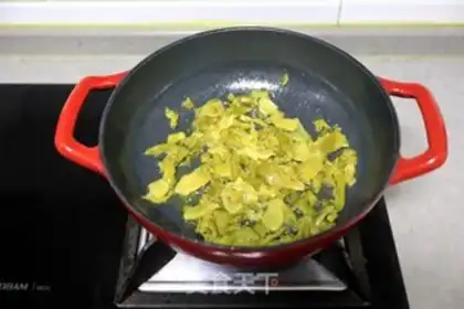 Make The sour sauce and the salsa step 2