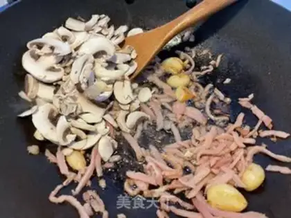 Make White clams boil pasta step 3