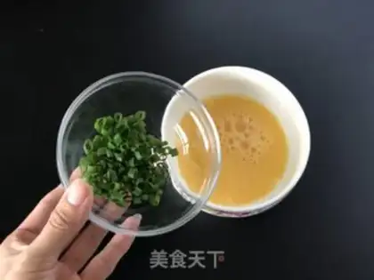 Make Onion egg toast step 2