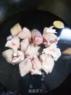 Make Red burning pig hoof step 0