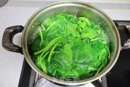Make Spicy silver spinach step 2