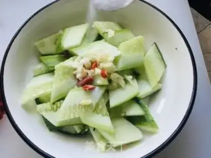 Make Scrambling dry cucumbers step 1