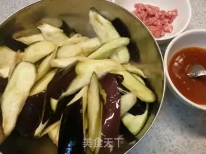 Make Burn the pork and eggplant step 1