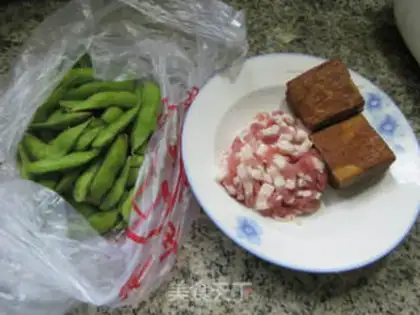 Make Five fragrances and fried beans step 0